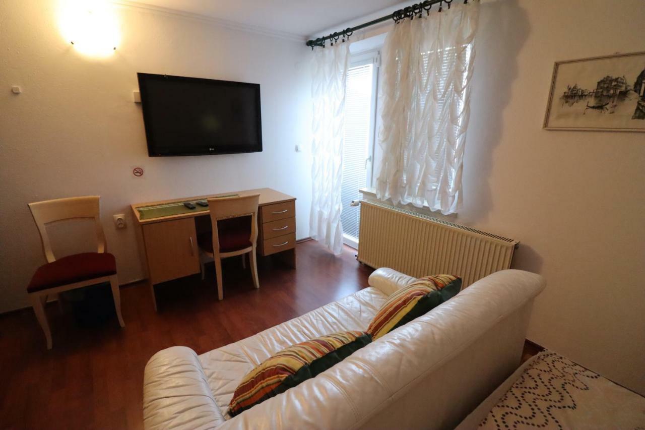 Pod Orehi Guest House Loče pri Poljčanah エクステリア 写真