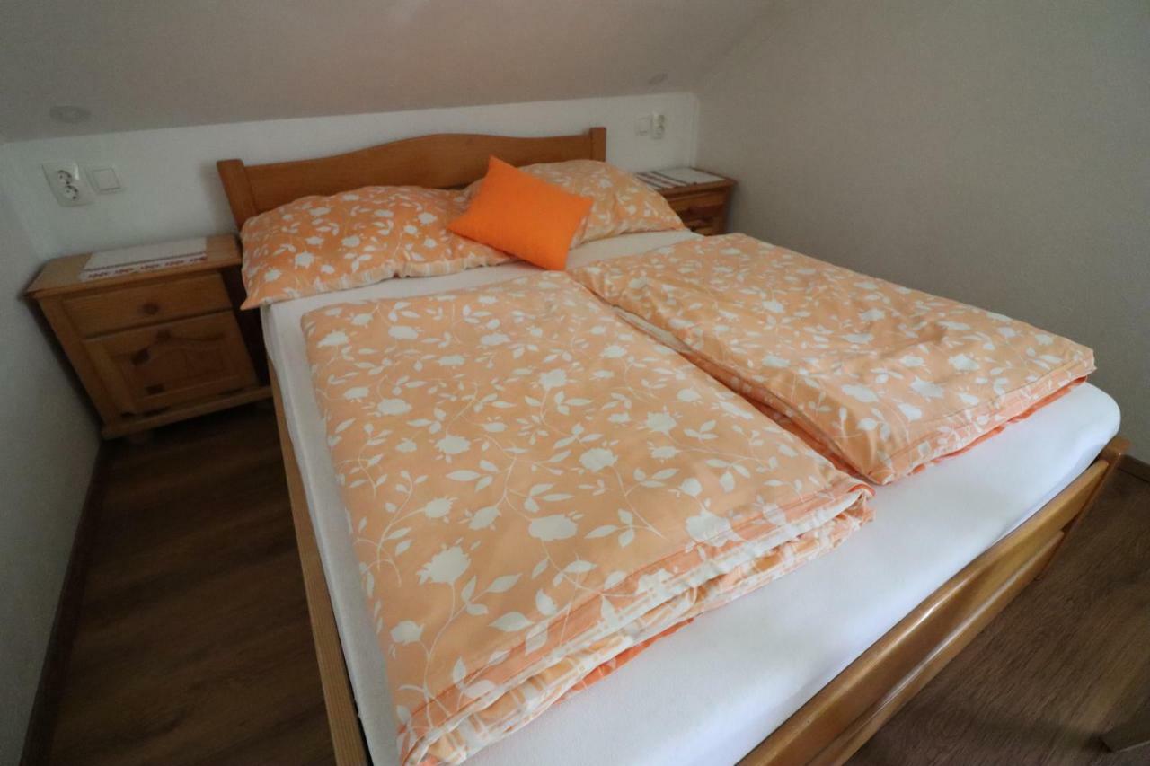 Pod Orehi Guest House Loče pri Poljčanah エクステリア 写真